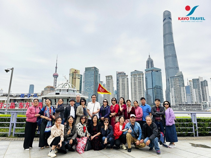 Du khách chụp ảnh kỷ niệm tại chuyến du lịch Trung Quốc do Công ty Khát Vọng Việt - Kavo Travel tổ chức 